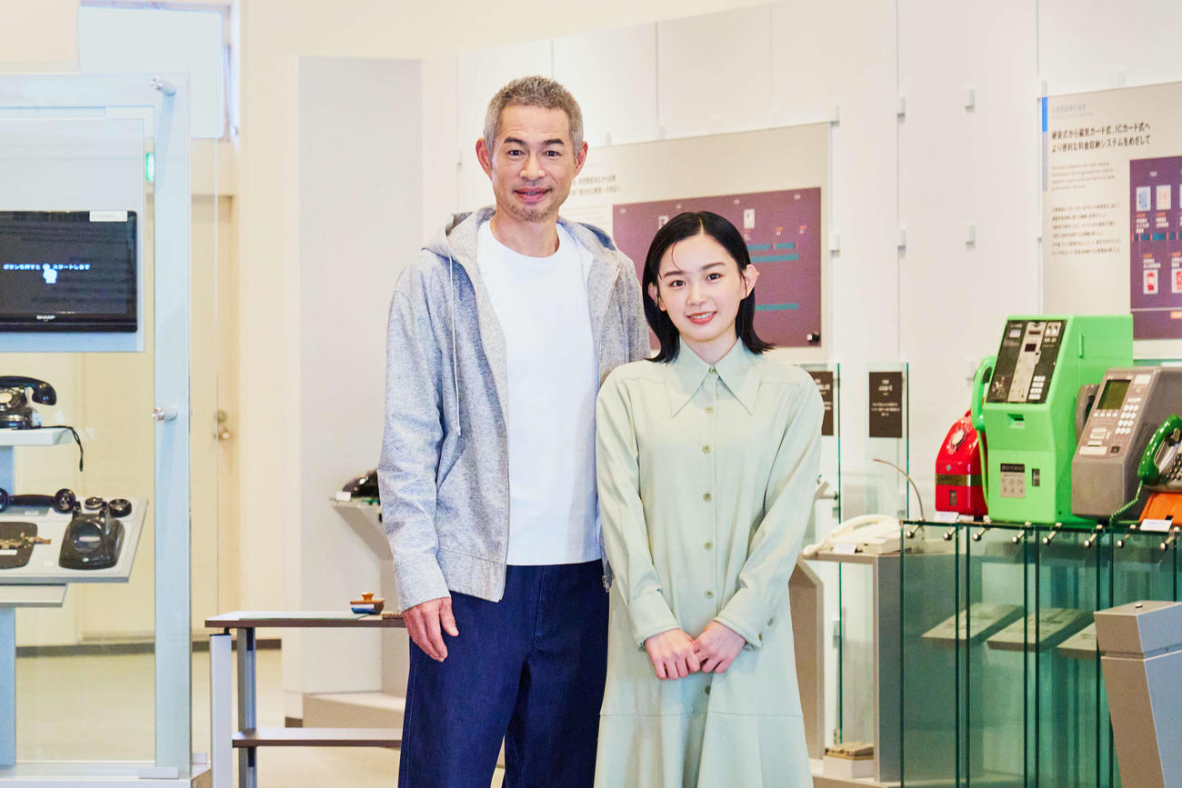 Web動画「ツナガルヒストリー」に出演したイチロー氏（左）と宮崎優