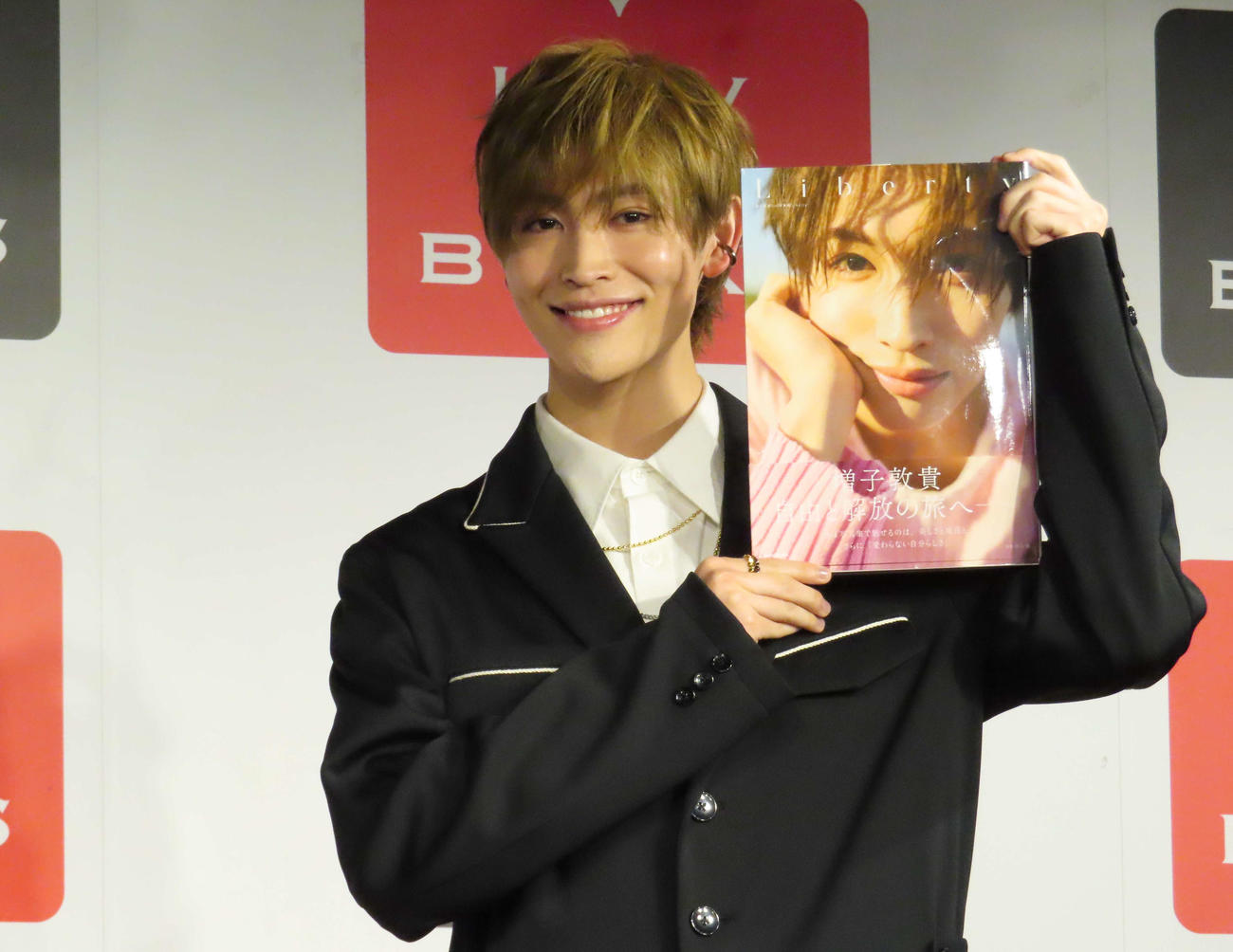 写真集「Liberty」発売記念イベントで写真集を手にする増子敦貴