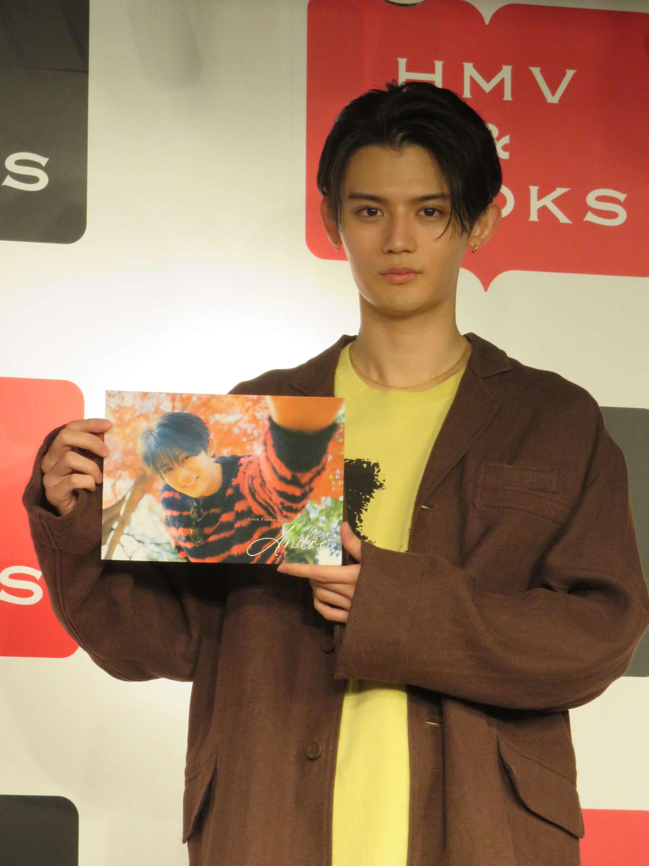 25年度カレンダー「Andre」の発売記念イベント前に取材に臨んだ藤原大祐