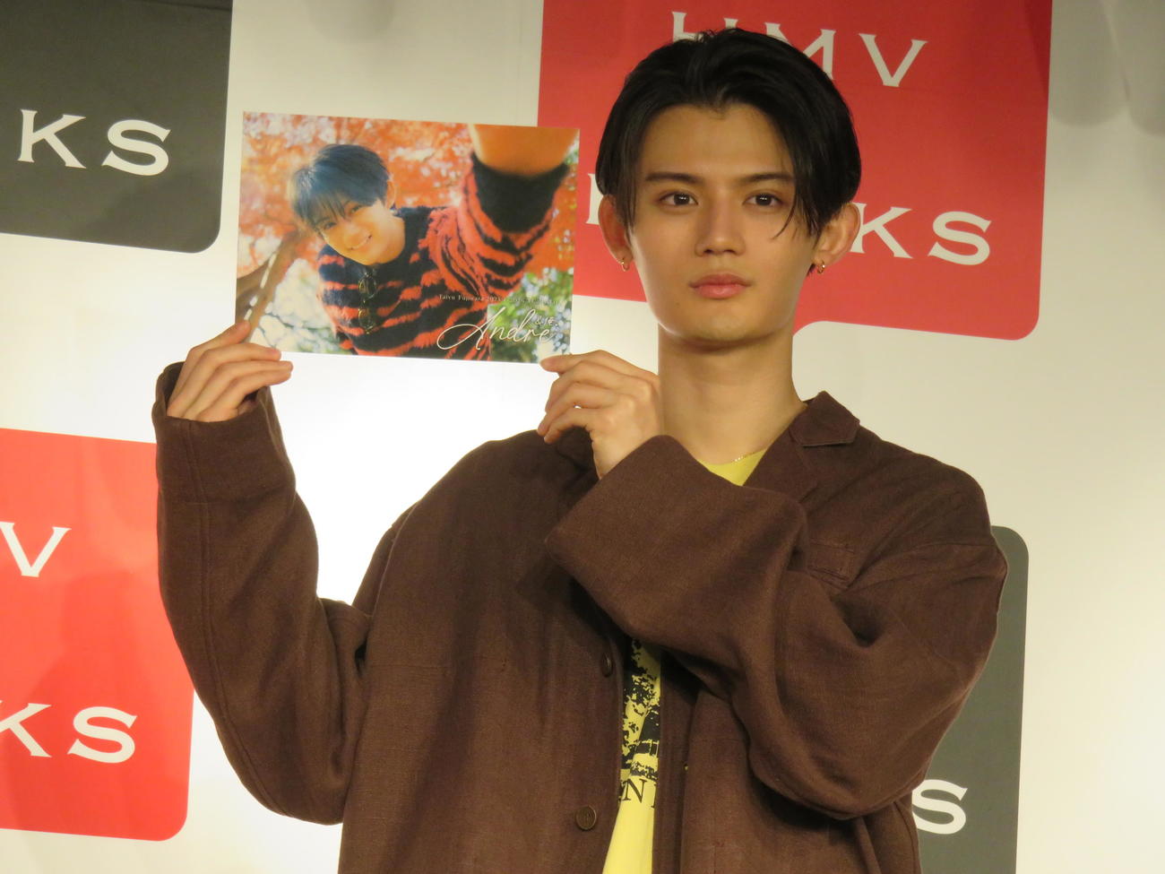 25年度カレンダー「Andre」の発売記念イベント前に取材に臨んだ藤原大祐