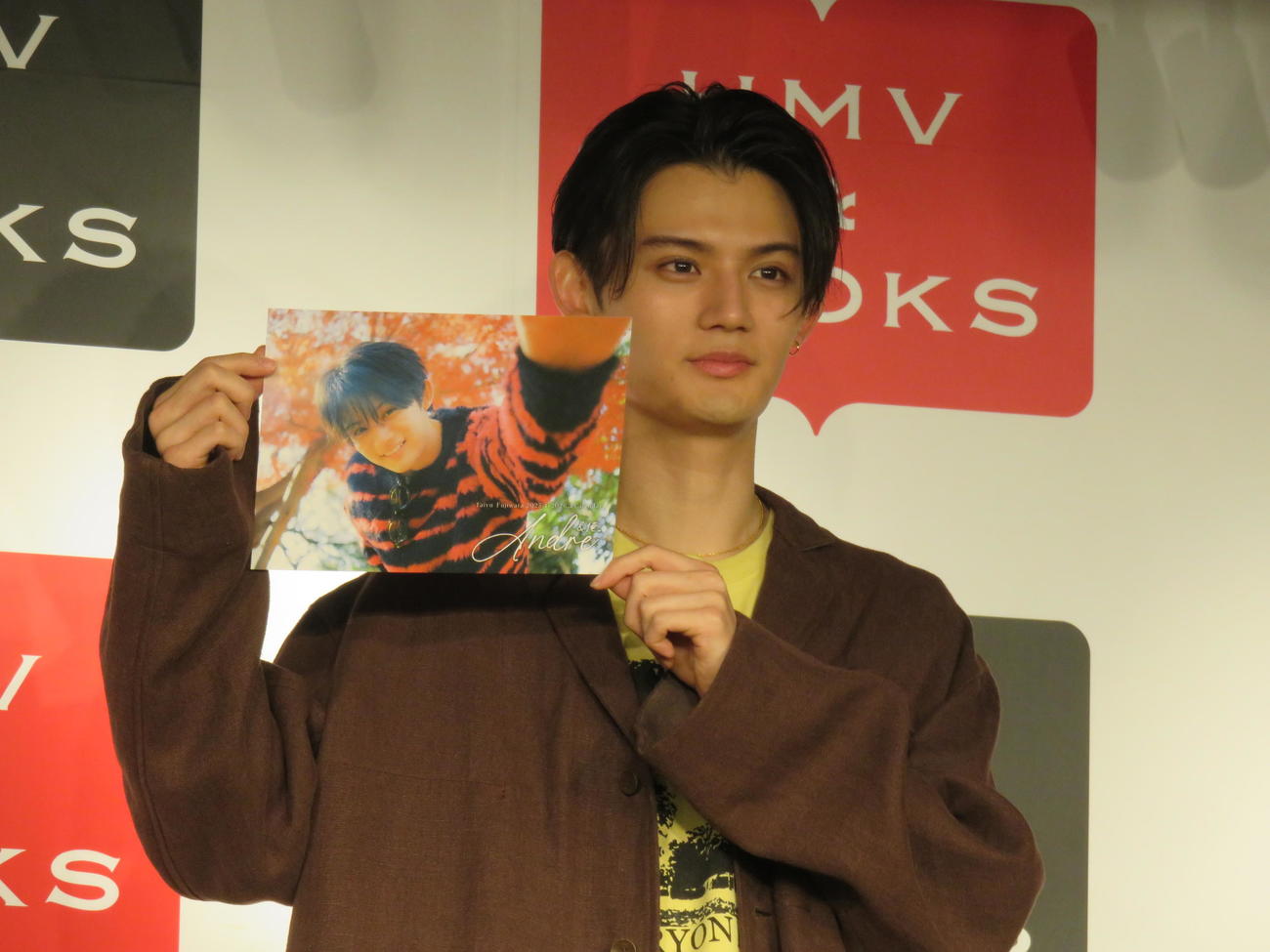 25年度カレンダー「Andre」の発売記念イベント前に取材に臨んだ藤原大祐