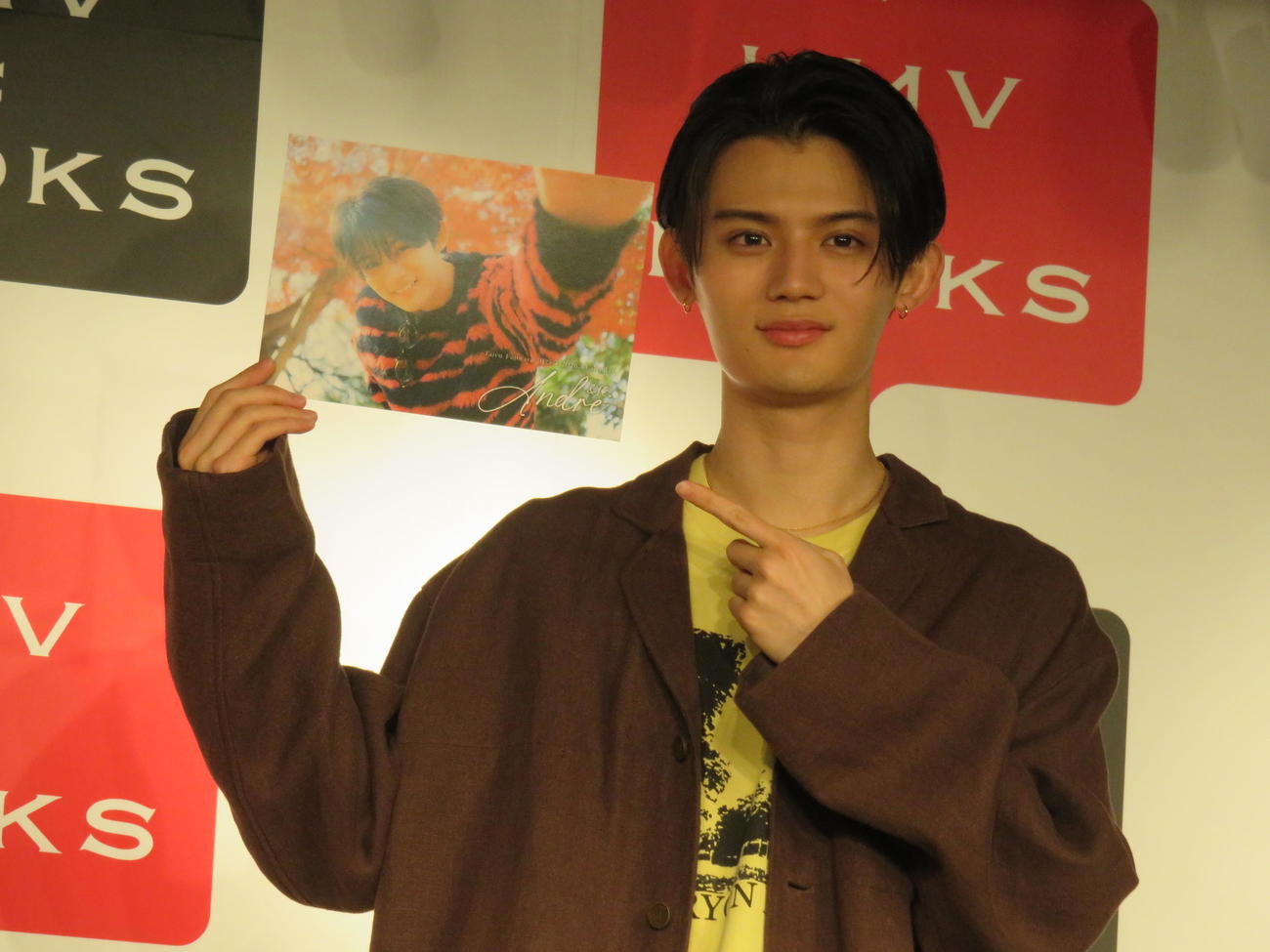 25年度カレンダー「Andre」の発売記念イベント前に取材に臨んだ藤原大祐