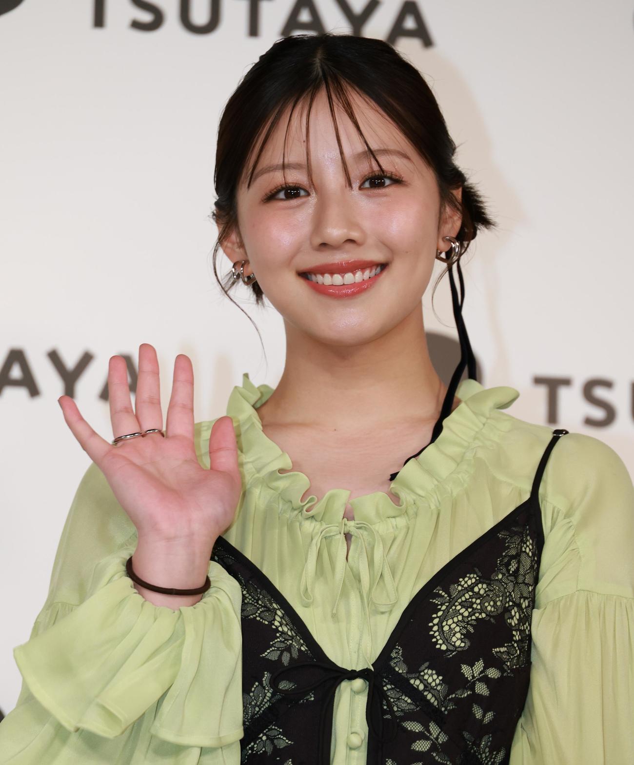 カレンダー発売記念イベントを行った渡邉美穂