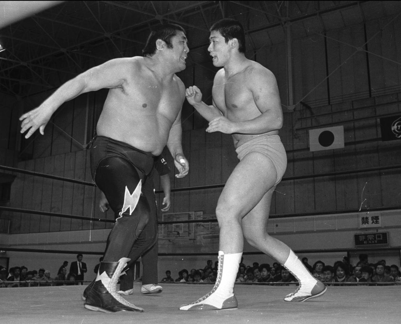 大熊元司戦でデビューした小橋健太（現建太＝右、1988年2月26日）