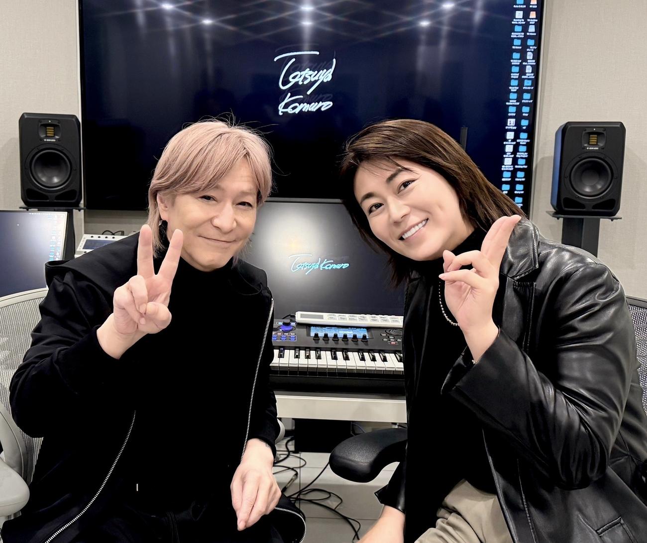 笑顔でVサインを披露する氷川きよし（右）と小室哲哉