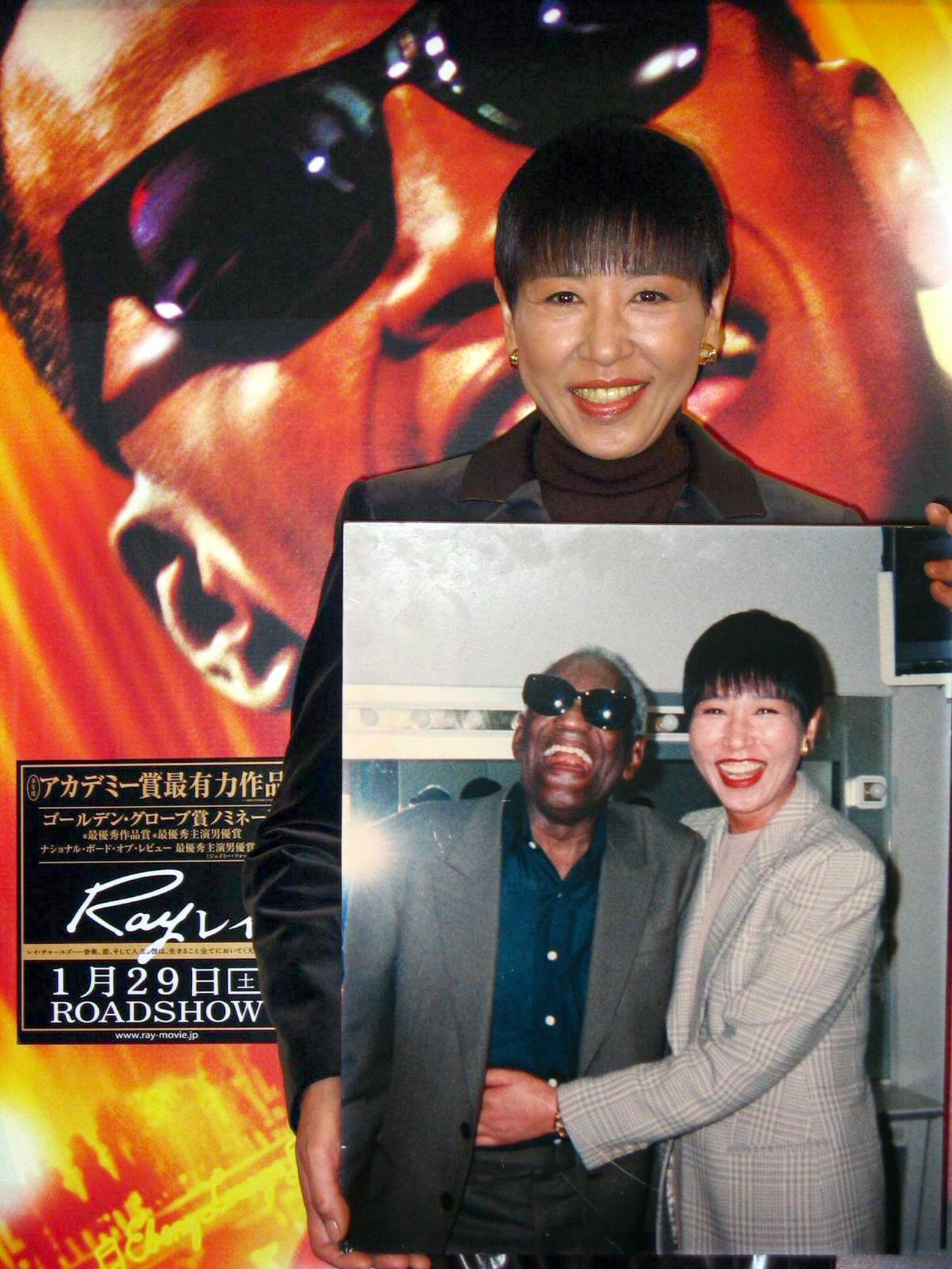 親交のあった故レイ・チャールズさんとの思い出のパネルを披露する和田アキ子（2004年1月撮影）