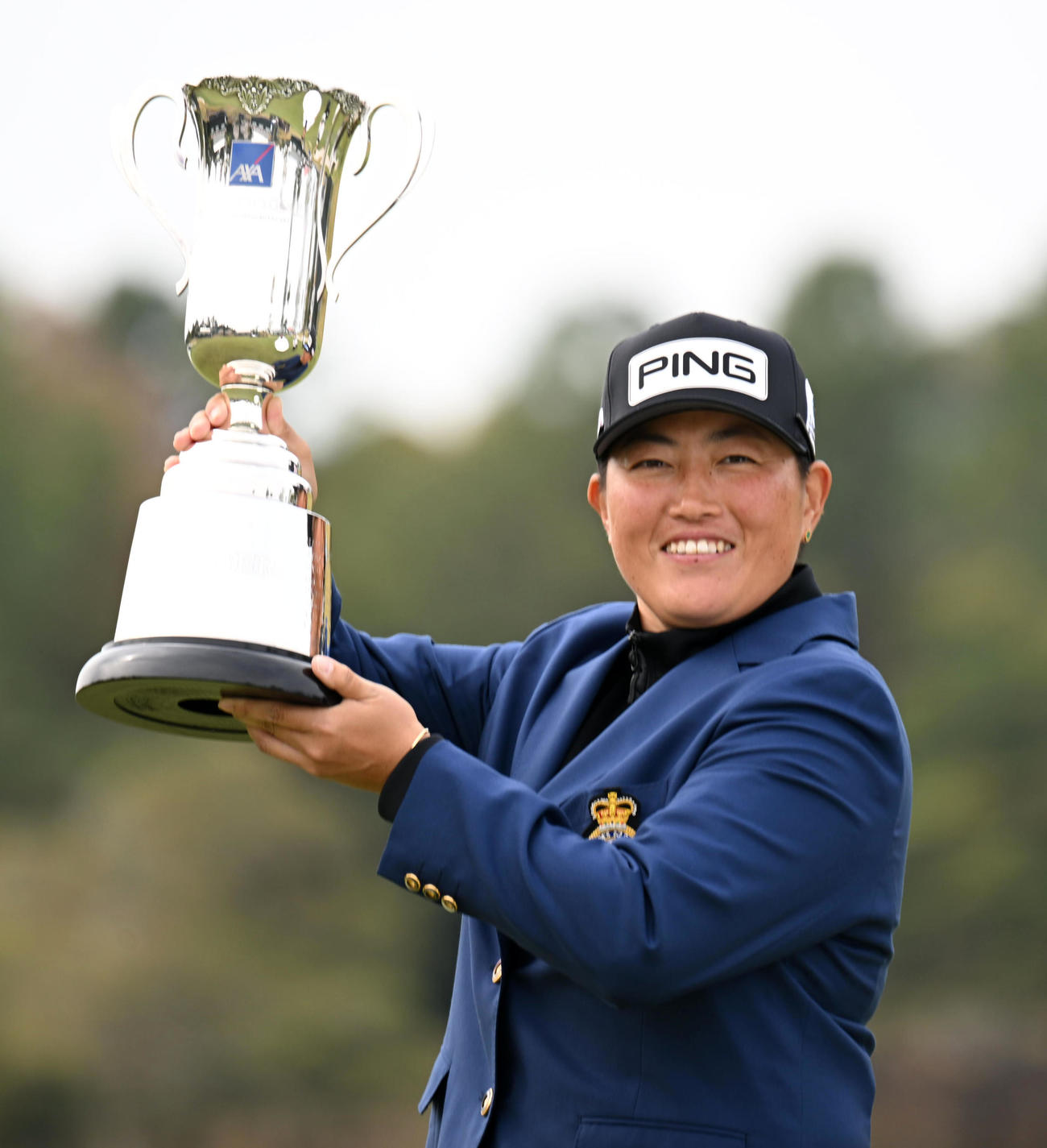 優勝カップを手に笑顔を見せる工藤（撮影・前岡正明）