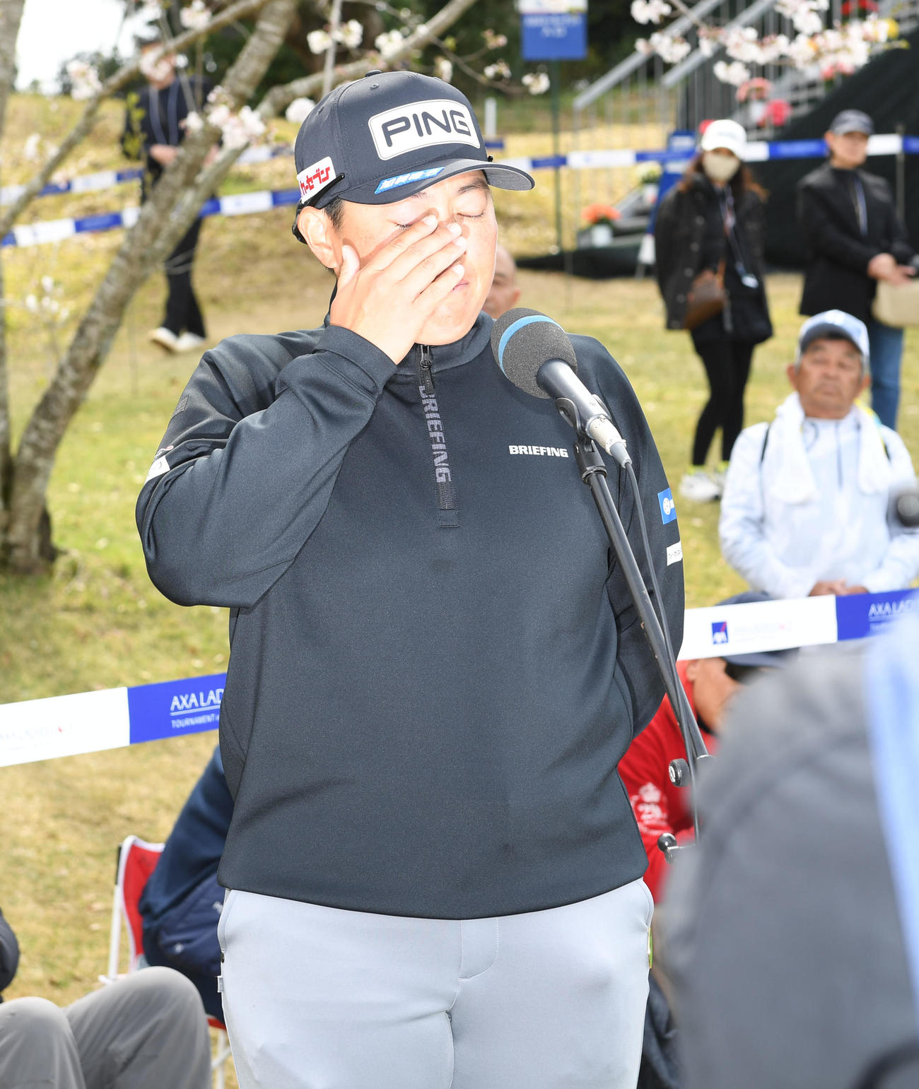 テレビインタビューで涙を見せる優勝した工藤（撮影・前岡正明）