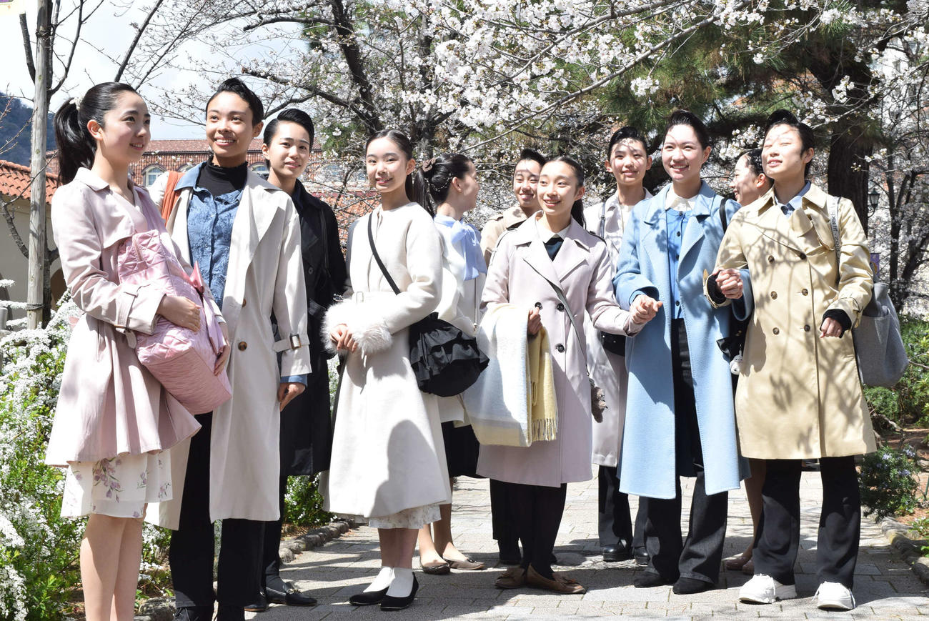 桜も咲き始める中、宝塚音楽学校に合格した受験生たち（撮影・阪口孝志）