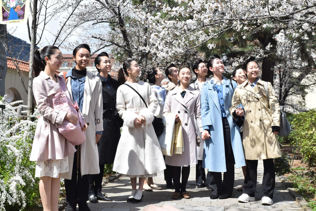 桜も咲き始める中、宝塚音楽学校に合格した受験生たち（撮影・阪口孝志）