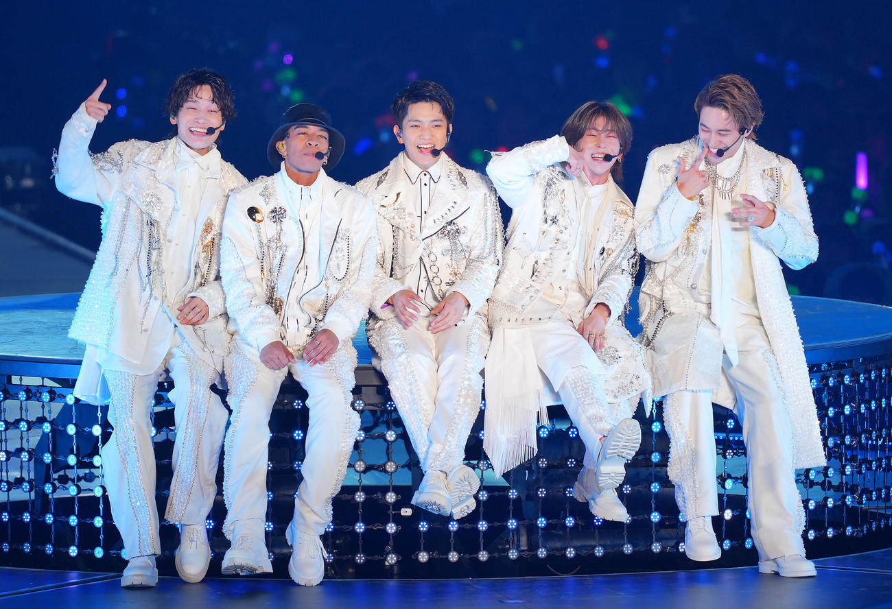 笑顔を見せるAえ！group。左から佐野晶哉、草間リチャード敬太、正門良規、末澤誠也、小島健（撮影・垰建太）