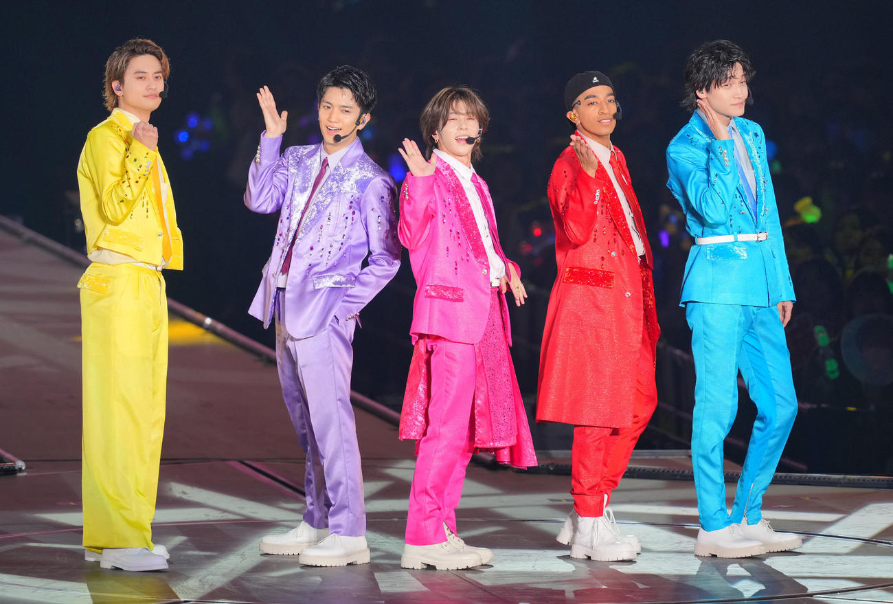 笑顔を見せるAえ！group。左から小島健、正門良規、末澤誠也、草間リチャード敬太、佐野晶哉（撮影・垰建太）
