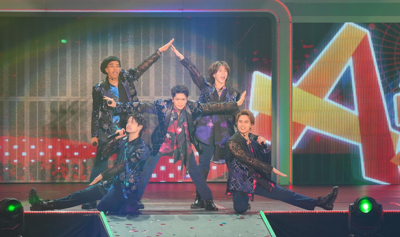 熱唱するAえ！group。左下から時計回りに佐野晶哉、草間リチャード敬太、末澤誠也、小島健、正門良規（撮影・垰建太）