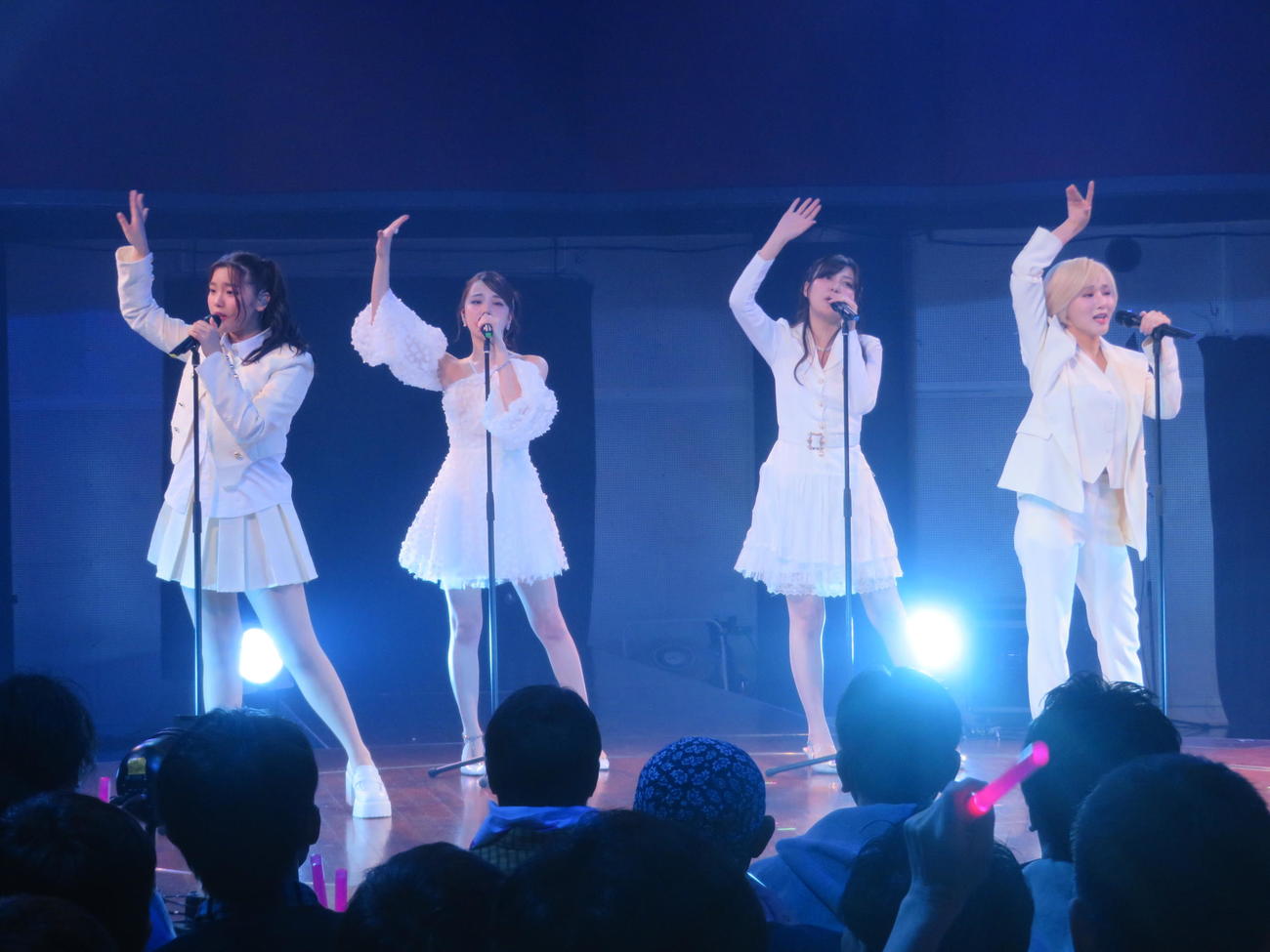 SPEED「White Love」を披露する左から住田愛子、かのうみゆ、福田未来、MAKOTO