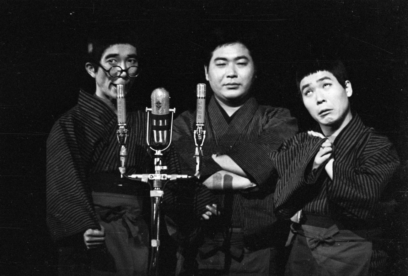 1960年5月、「和田弘とマヒナスターズ」のリサイタルに、「劇団・笑いの王国」の大村崑（左）、芦屋雁之助（中）、芦屋小雁（右）が駆けつける