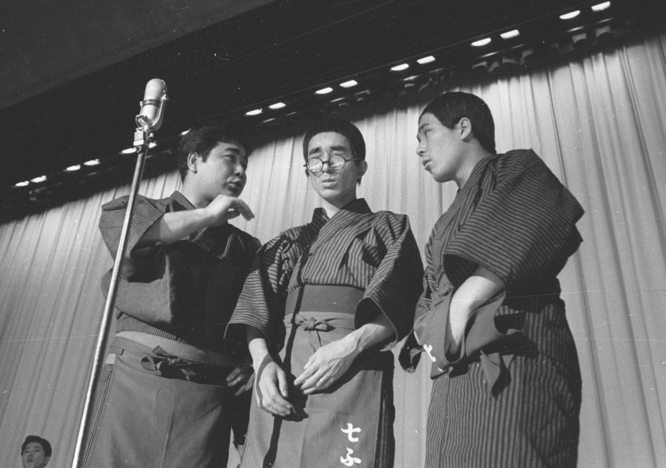 1960年5月、人気番組「番頭はんと丁稚どん」の衣装で空路大阪から駆けつけ、舞台からあいさつする劇団・笑いの王国の左から芦屋雁之助、大村崑