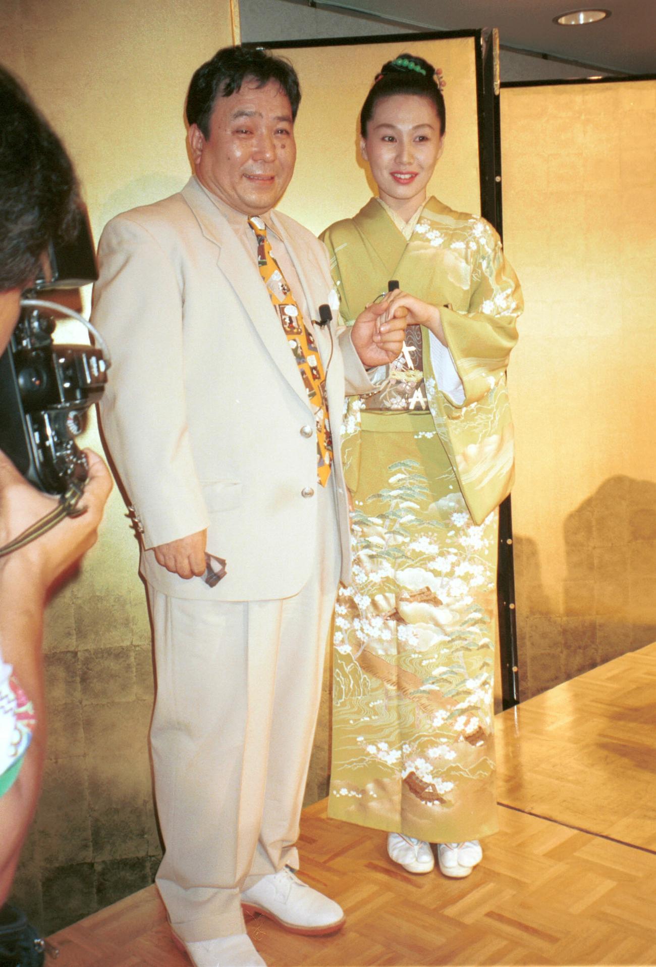 1996年7月、寛子さん（右）との結婚を報告する芦屋小雁は3度目の結婚