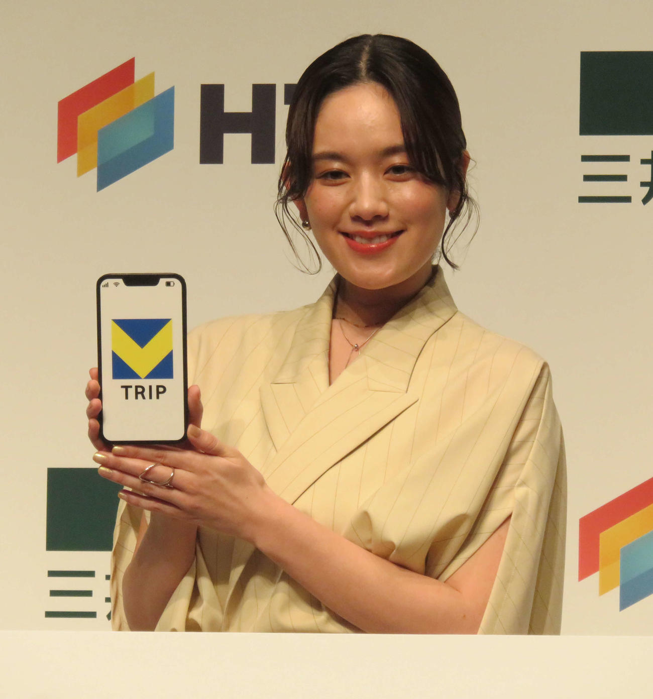 「三井住友カード×HTS　新旅行予約サービス『Vトリップ』発表会」に登壇した筧美和子＝2025年3月31日