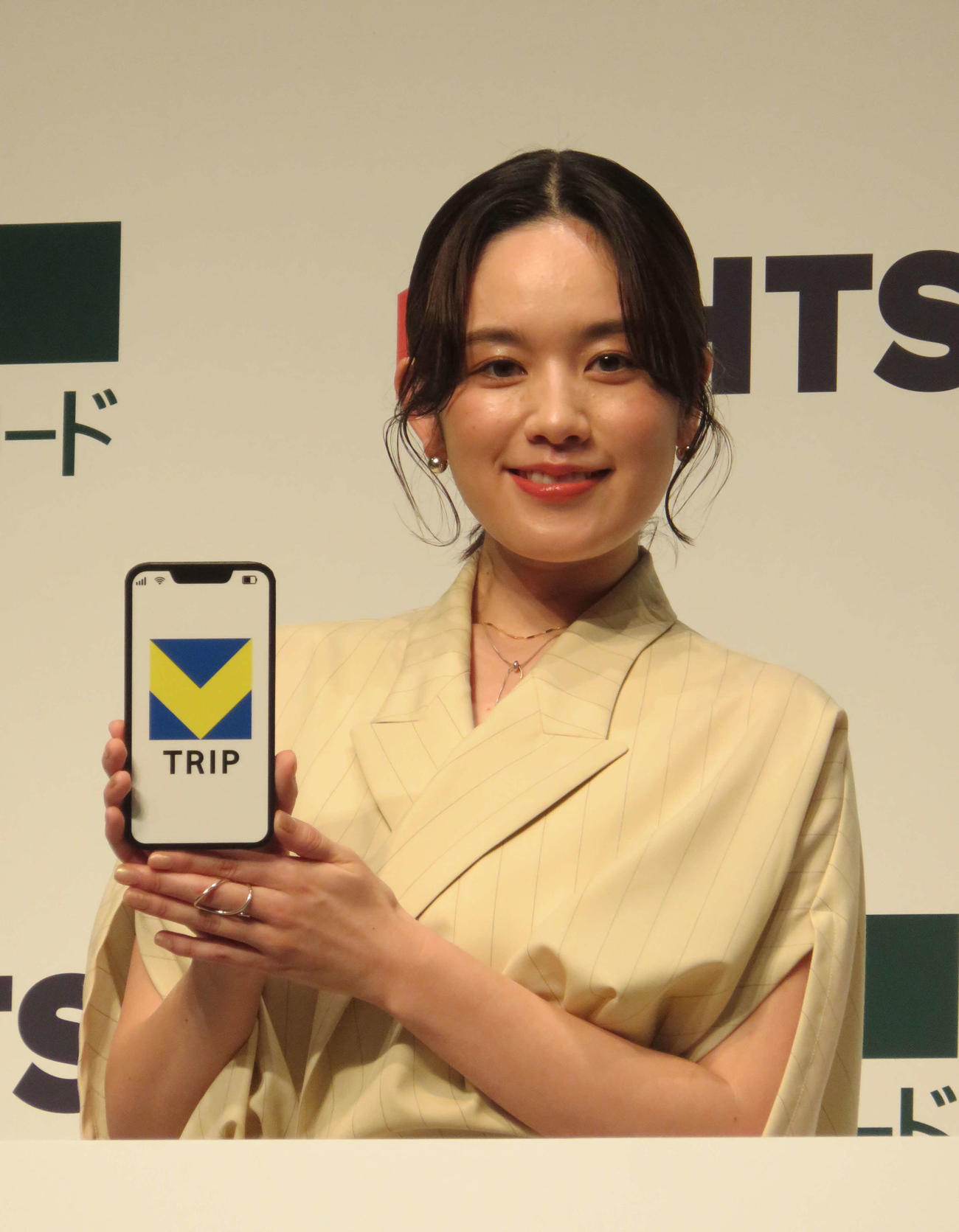 「三井住友カード×HTS　新旅行予約サービス『Vトリップ』発表会」に登壇した筧美和子＝2025年3月31日