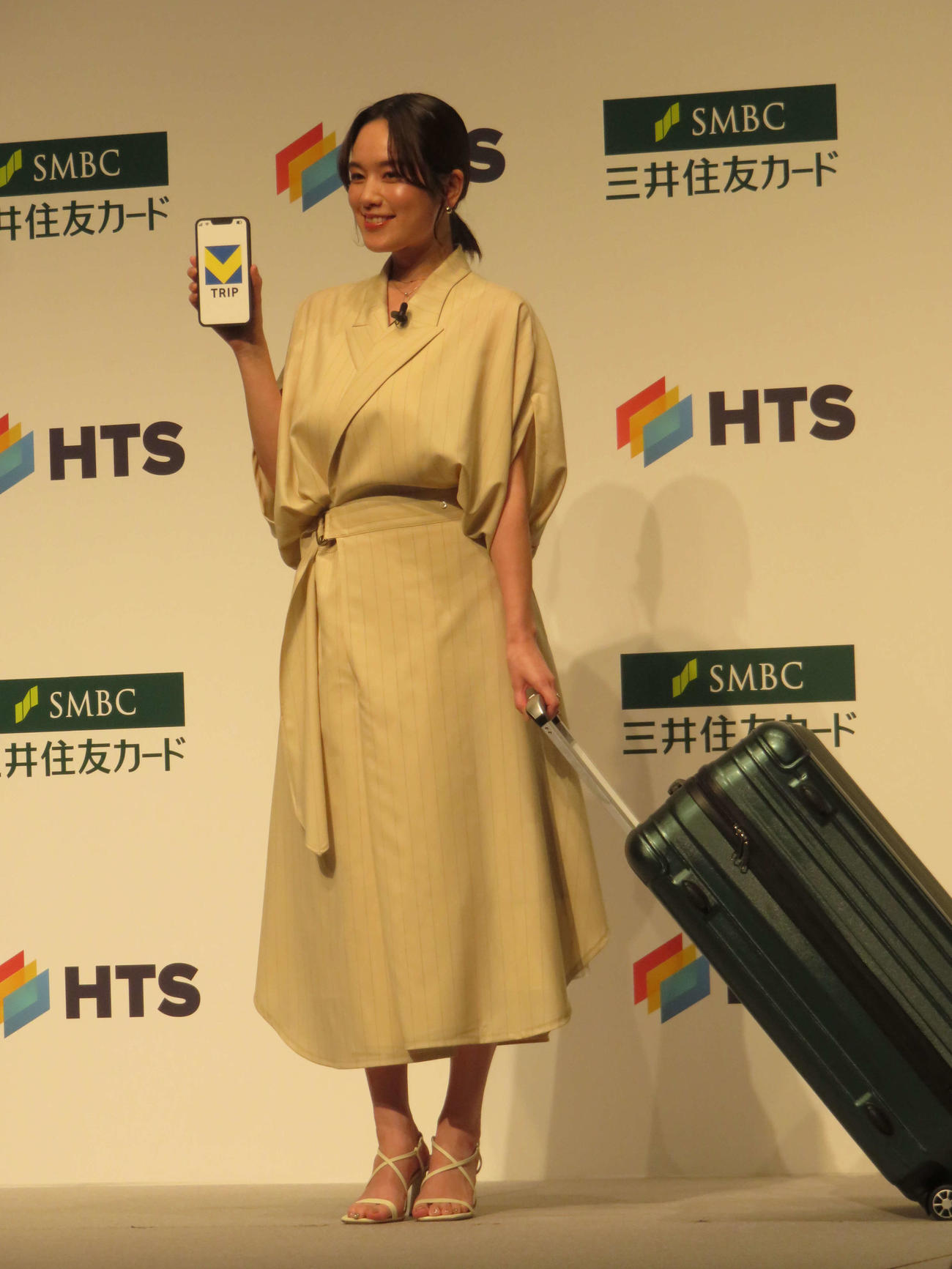 「三井住友カード×HTS　新旅行予約サービス『Vトリップ』発表会」に登壇した筧美和子＝2025年3月31日