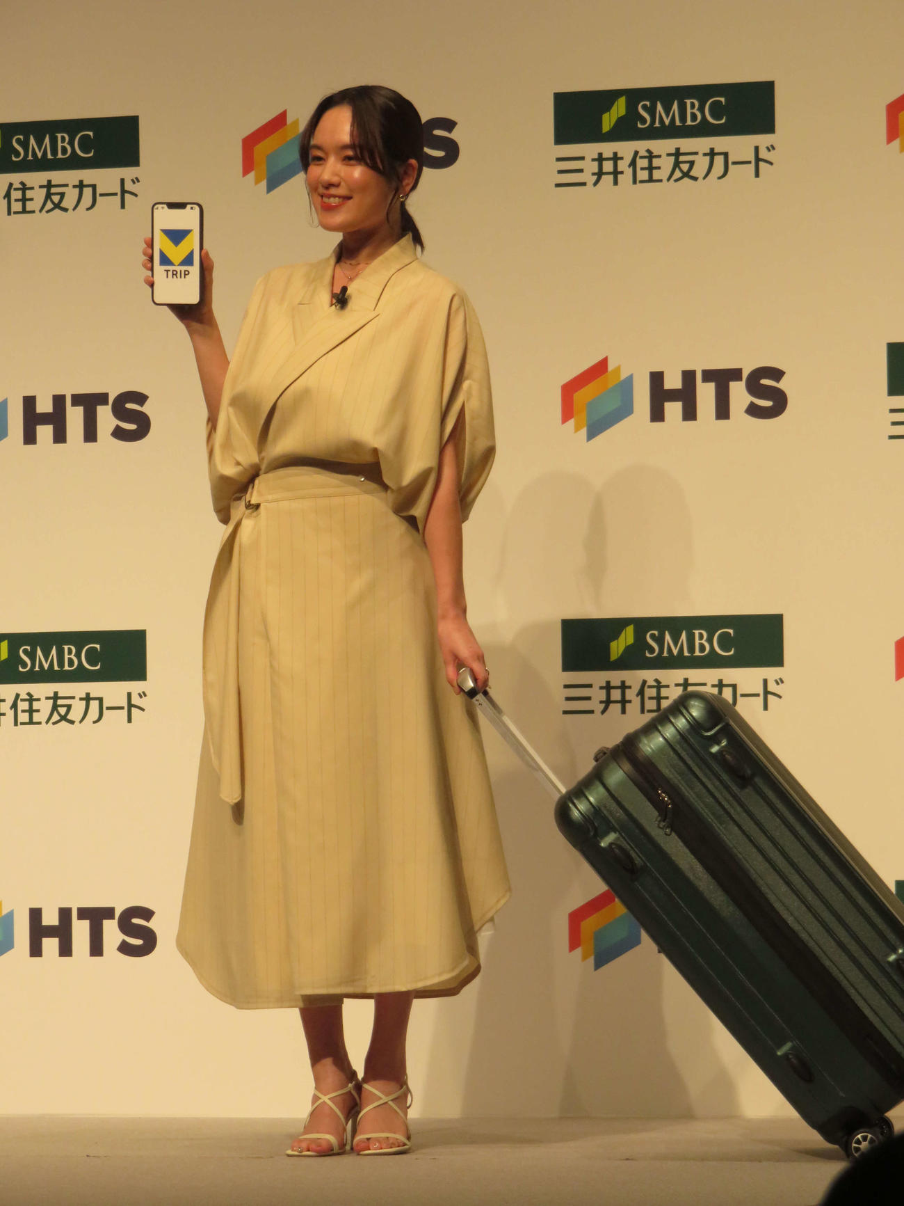 「三井住友カード×HTS　新旅行予約サービス『Vトリップ』発表会」に登壇した筧美和子＝2025年3月31日