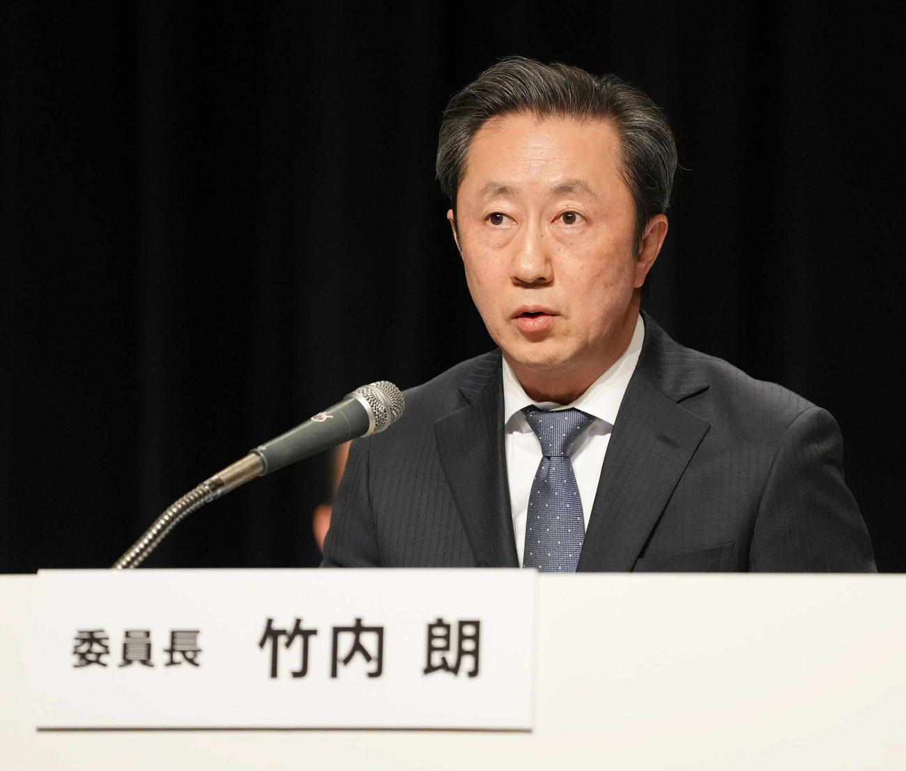 第三者委員会調査報告会見に臨む第三者委員会の竹内委員長（撮影・小沢裕）