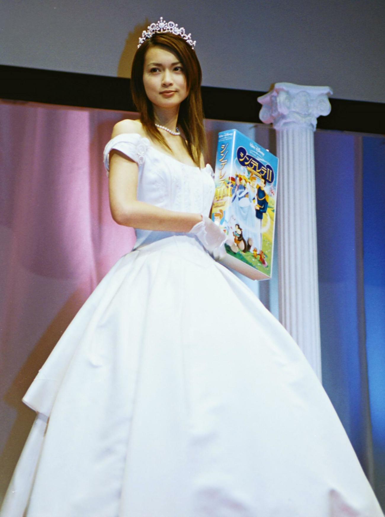 2002年7月、シンデレラ衣装を披露した長谷川京子