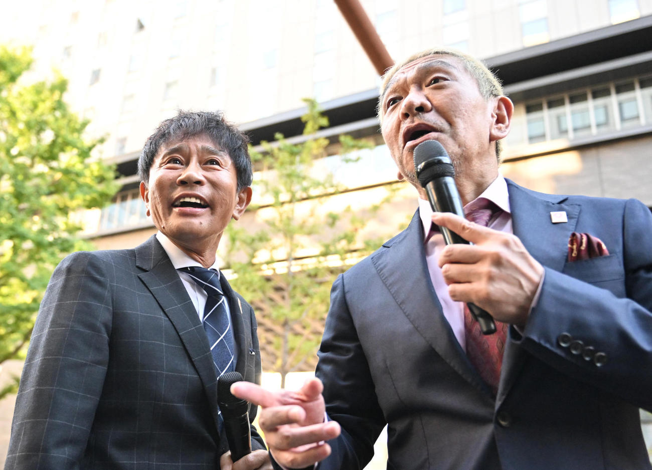 ダウンタウンの浜田雅功（左）と松本人志（2022年撮影）