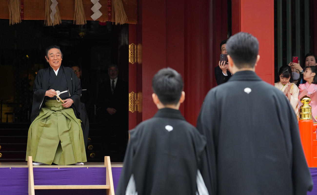 襲名披露尾上丑之助（手前左）と尾上菊之助（同右）を笑顔で見つめる尾上菊五郎（撮影・横山健太）