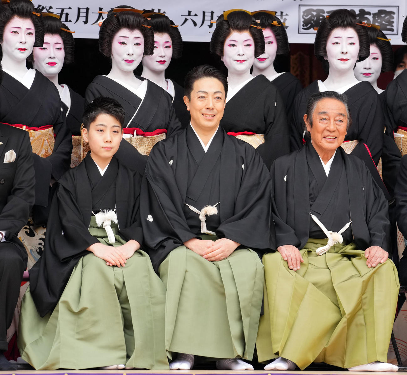 襲名披露で笑顔を見せる、左から尾上丑之助、尾上菊之助、尾上菊五郎（撮影・横山健太）