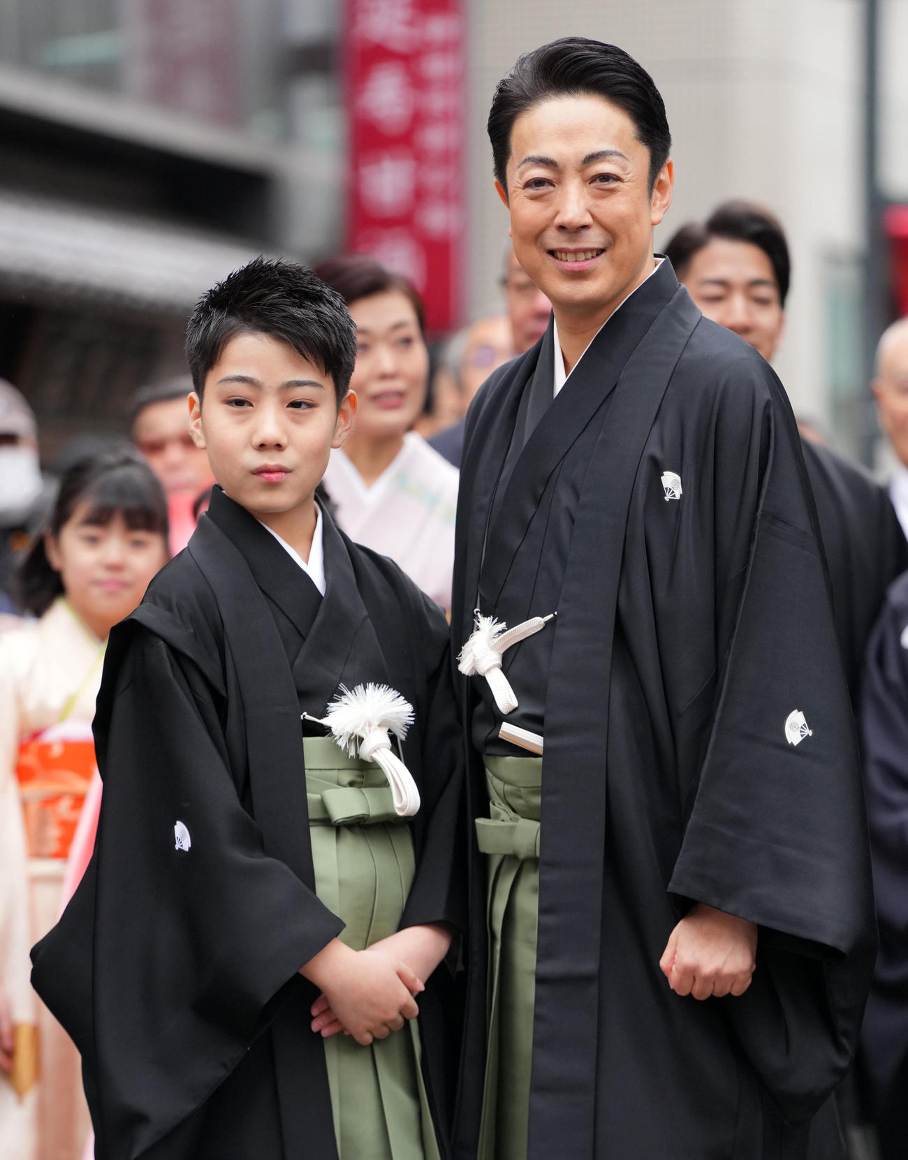 襲名披露で笑顔を見せる尾上丑之助（左）と尾上菊之助（撮影・横山健太）