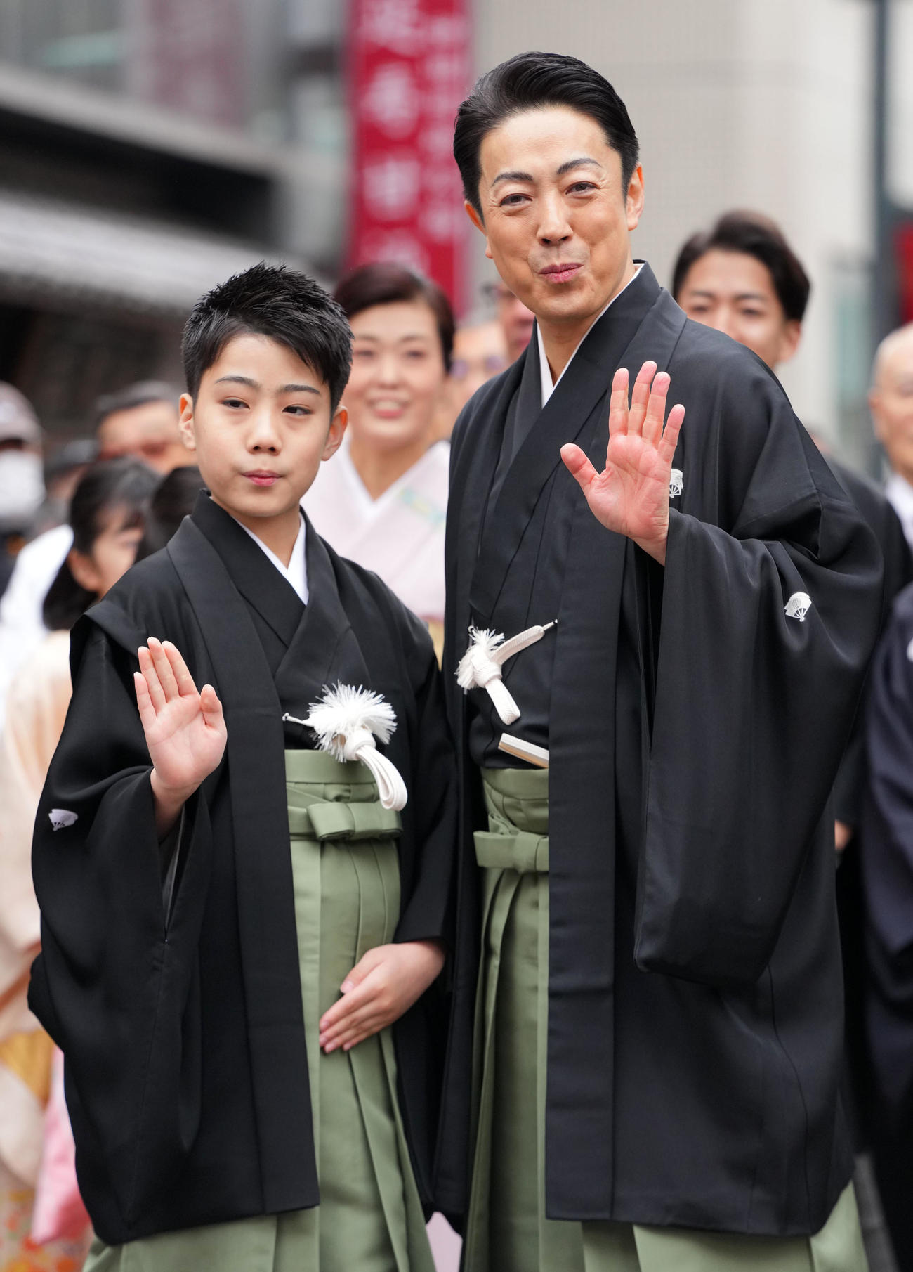 襲名披露で笑顔を見せる尾上丑之助（左）と尾上菊之助（撮影・横山健太）