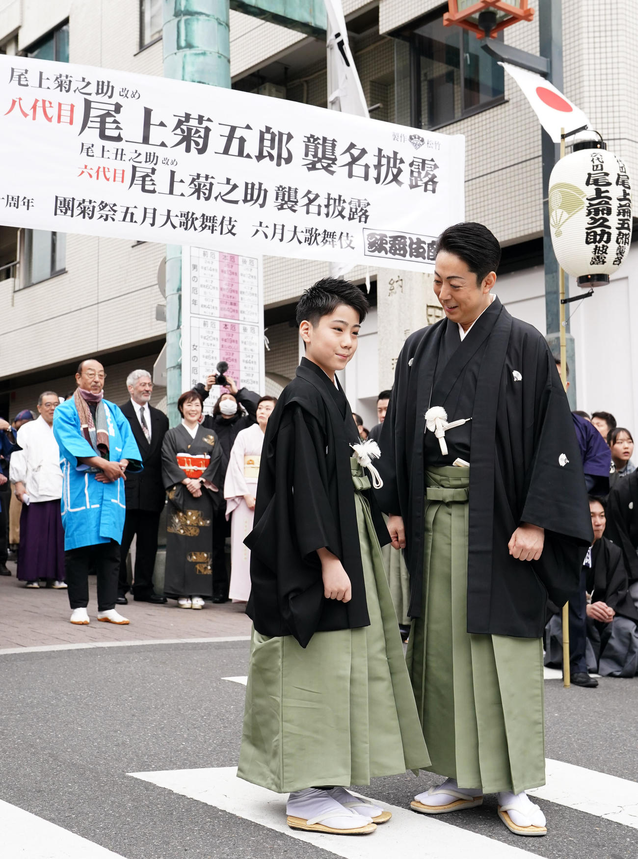 襲名披露で尾上丑之助（左）に声をかける尾上菊之助（撮影・横山健太）
