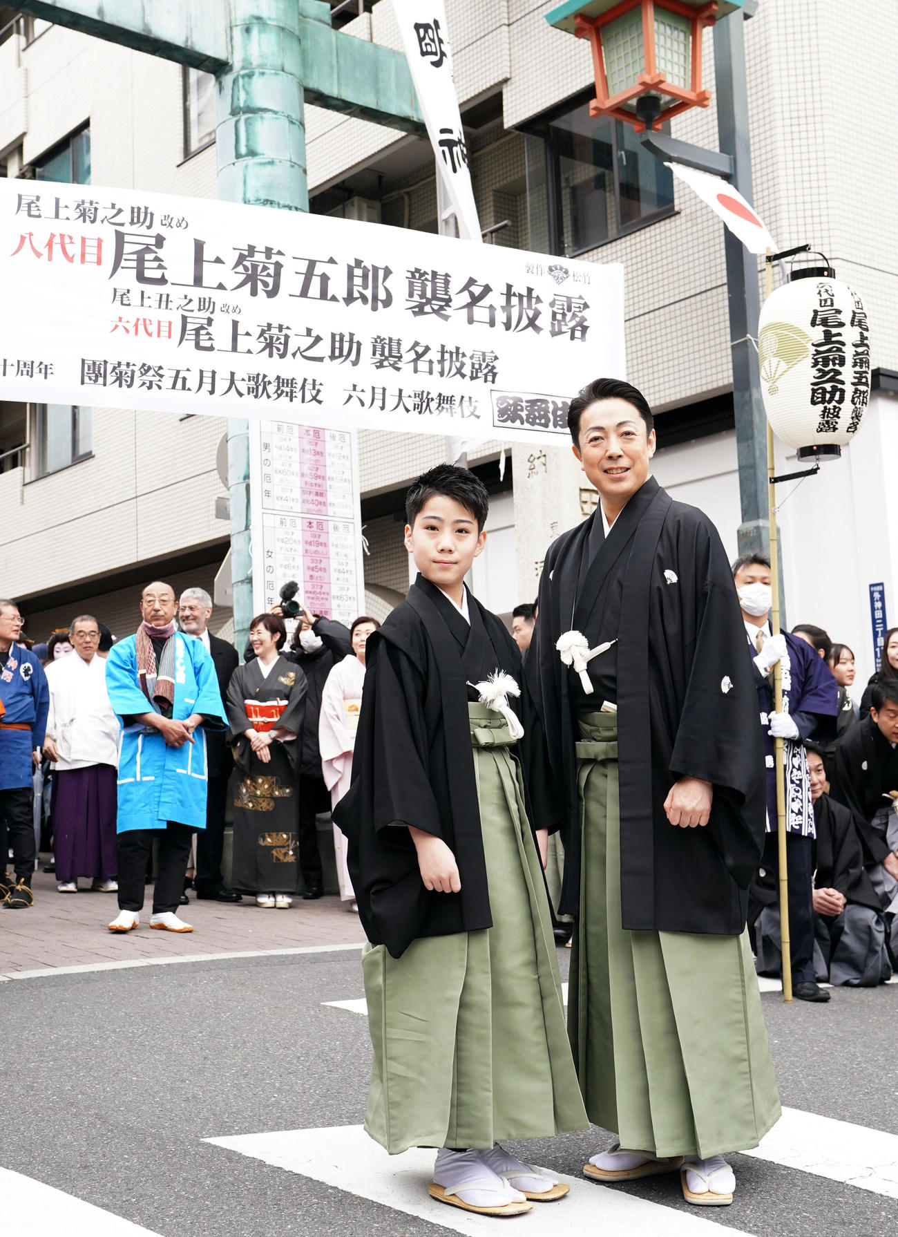 襲名披露で笑顔を見せる尾上丑之助（左）と尾上菊之助（撮影・横山健太）