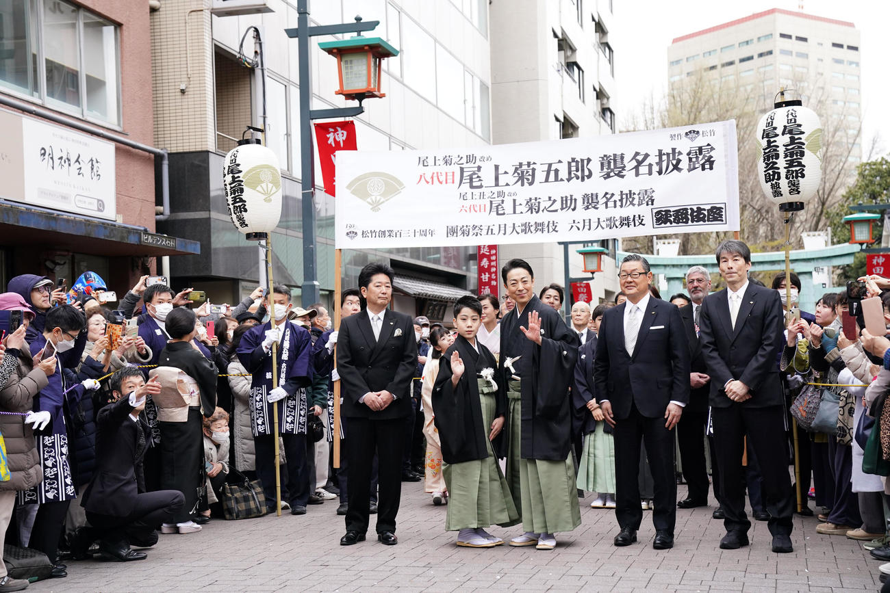 襲名披露で笑顔を見せる尾上丑之助（左）と尾上菊之助（撮影・横山健太）