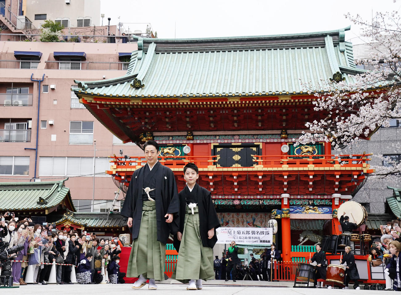 襲名披露で尾上菊五郎が待つ舞台へ向かう尾上丑之助（右）と尾上菊之助（撮影・横山健太）