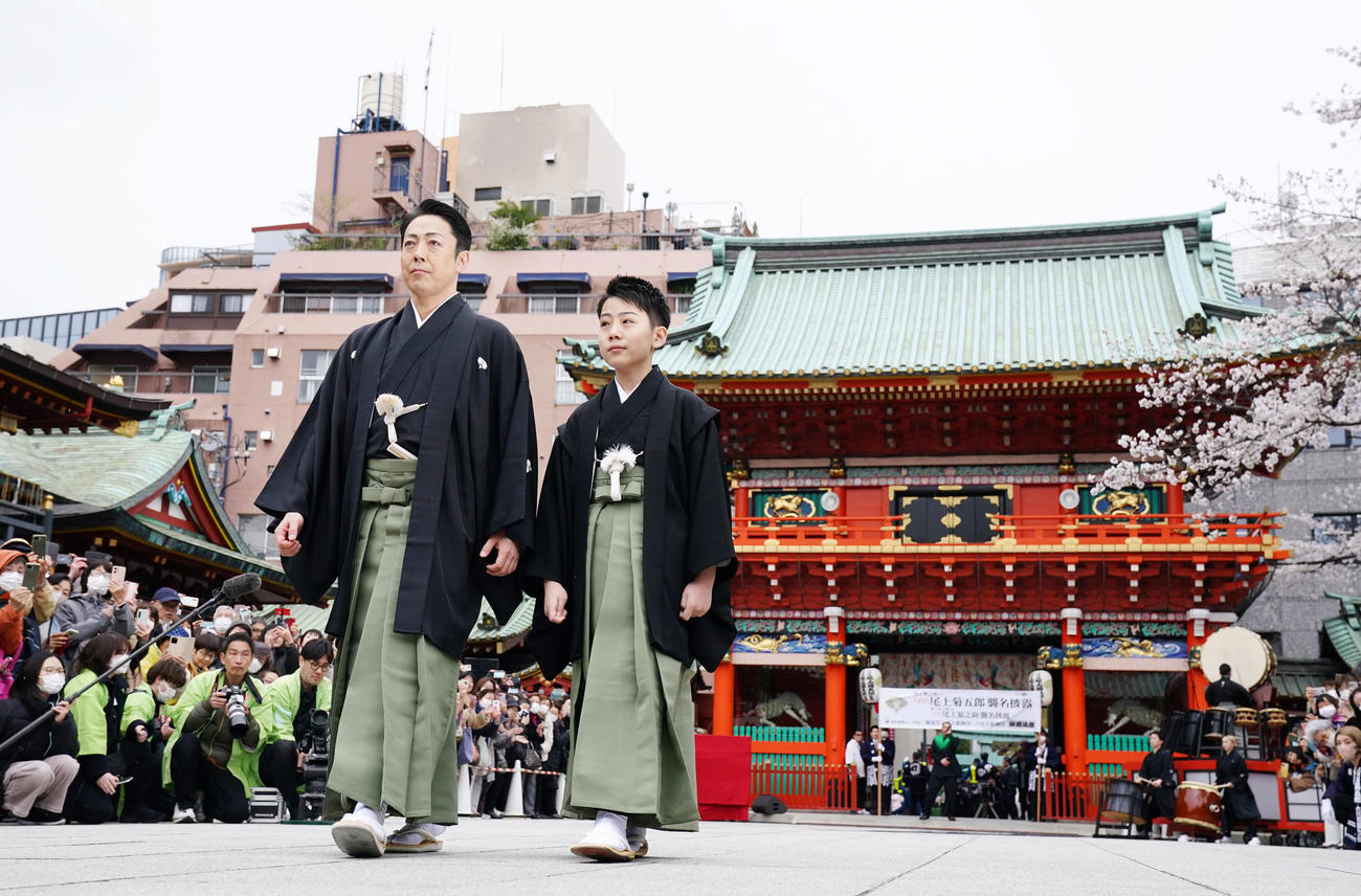 襲名披露で尾上菊五郎が待つ舞台へ向かう尾上丑之助（右）と尾上菊之助（撮影・横山健太）