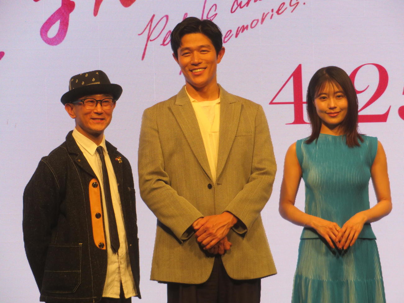 映画「花まんま」完成報告会見に出席した、左から前田哲監督、鈴木亮平、有村架純