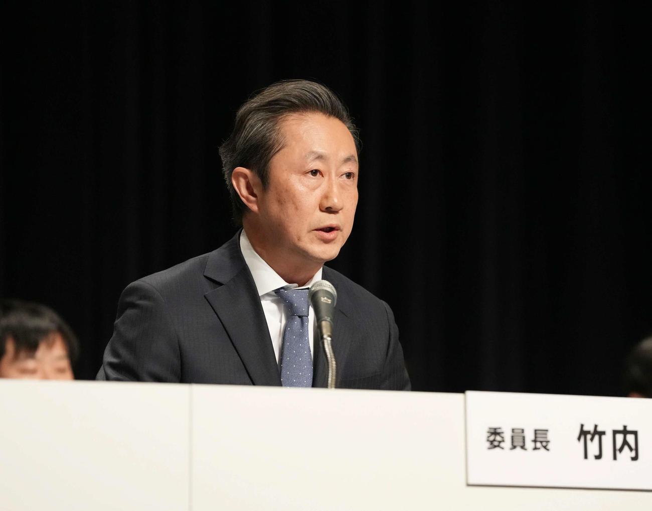 第三者委員会調査報告会見に臨む第三者委員会の竹内委員長（撮影・小沢裕）