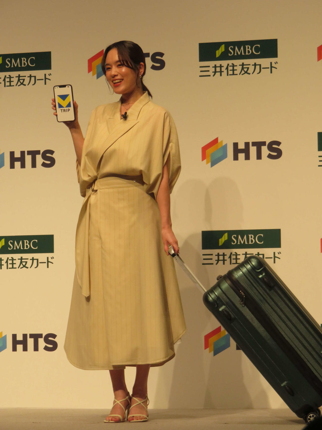 「三井住友カード×HTS　新旅行予約サービス『Vトリップ』発表会」に登壇した筧美和子＝2025年3月31日
