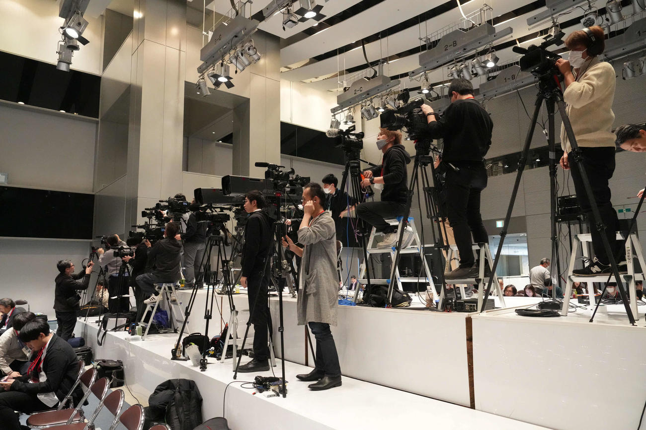 第三者委員会調査報告会見を待つ大勢のテレビカメラ（撮影・小沢裕）