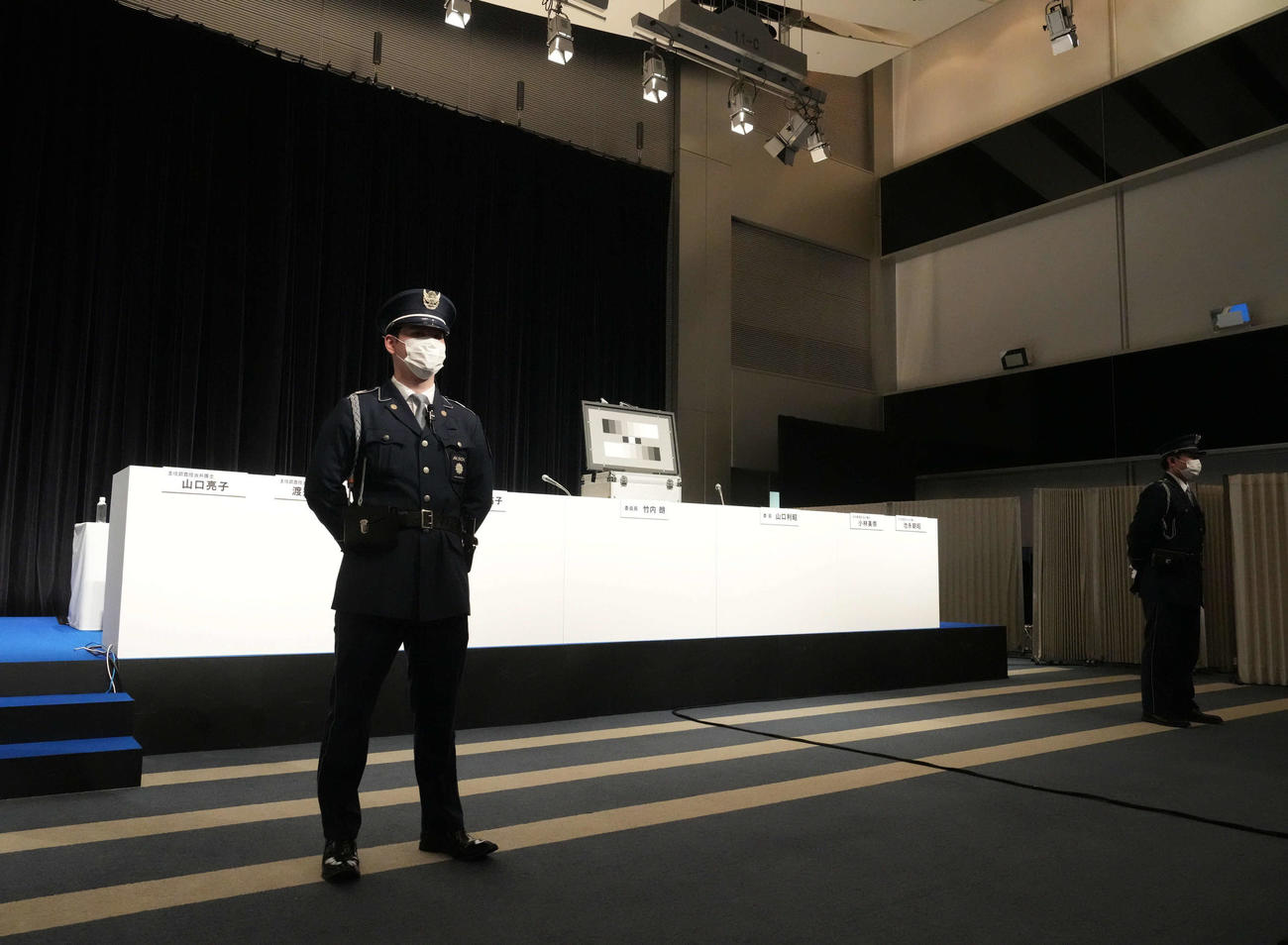第三者委員会調査報告会見が行われるテーブル前には警備員が常駐し緊張感を漂わせた（撮影・小沢裕）