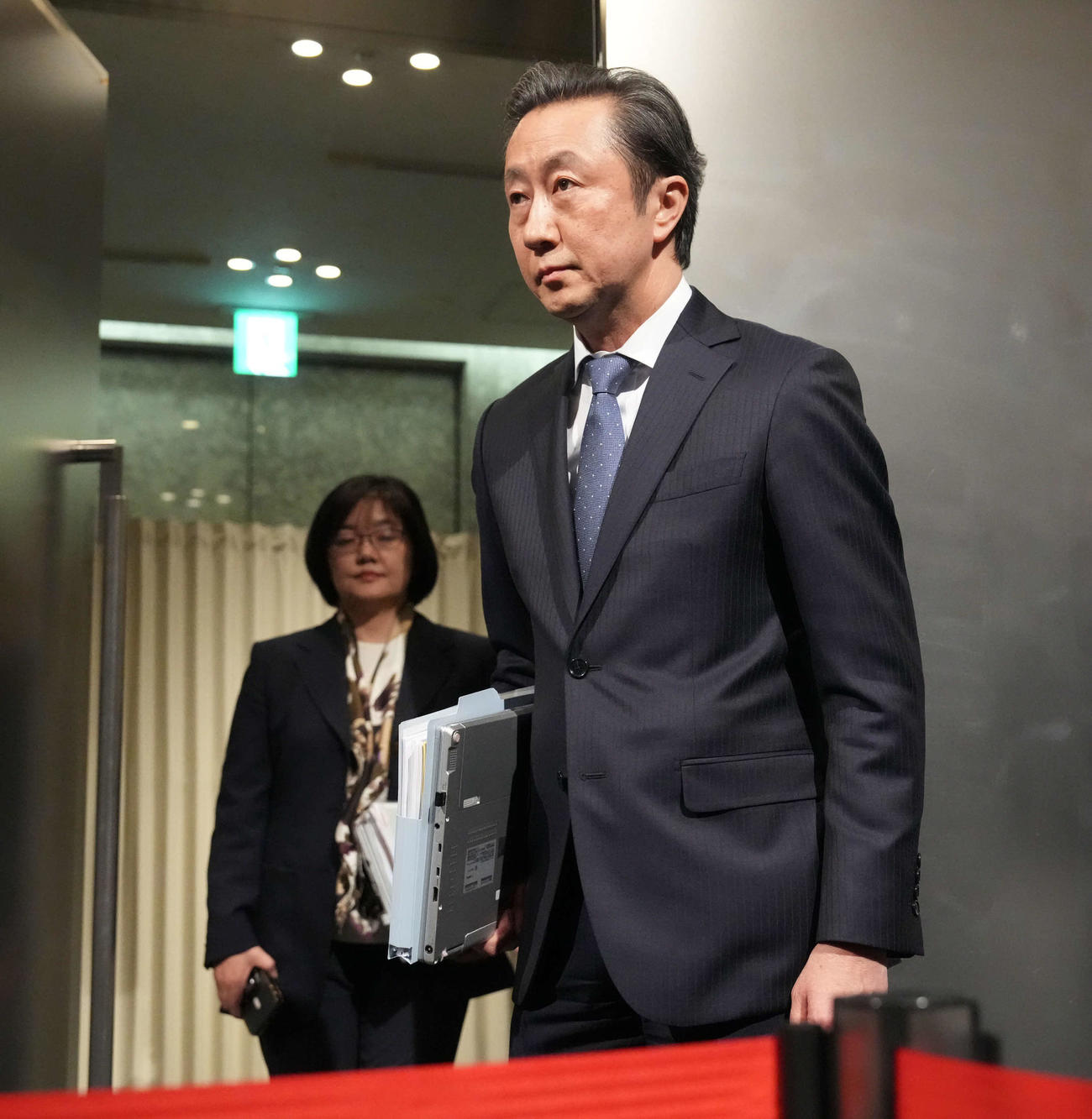 第三者委員会調査報告会見に臨む第三者委員会の竹内委員長。後方左は五味委員（撮影・小沢裕）