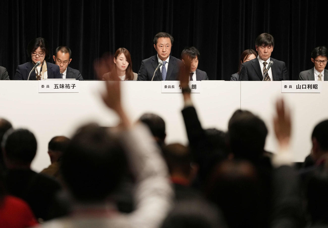 第三者委員会調査報告会見に臨む第三者委員会の、左から五味委員、竹内委員長、山口委員（撮影・小沢裕）