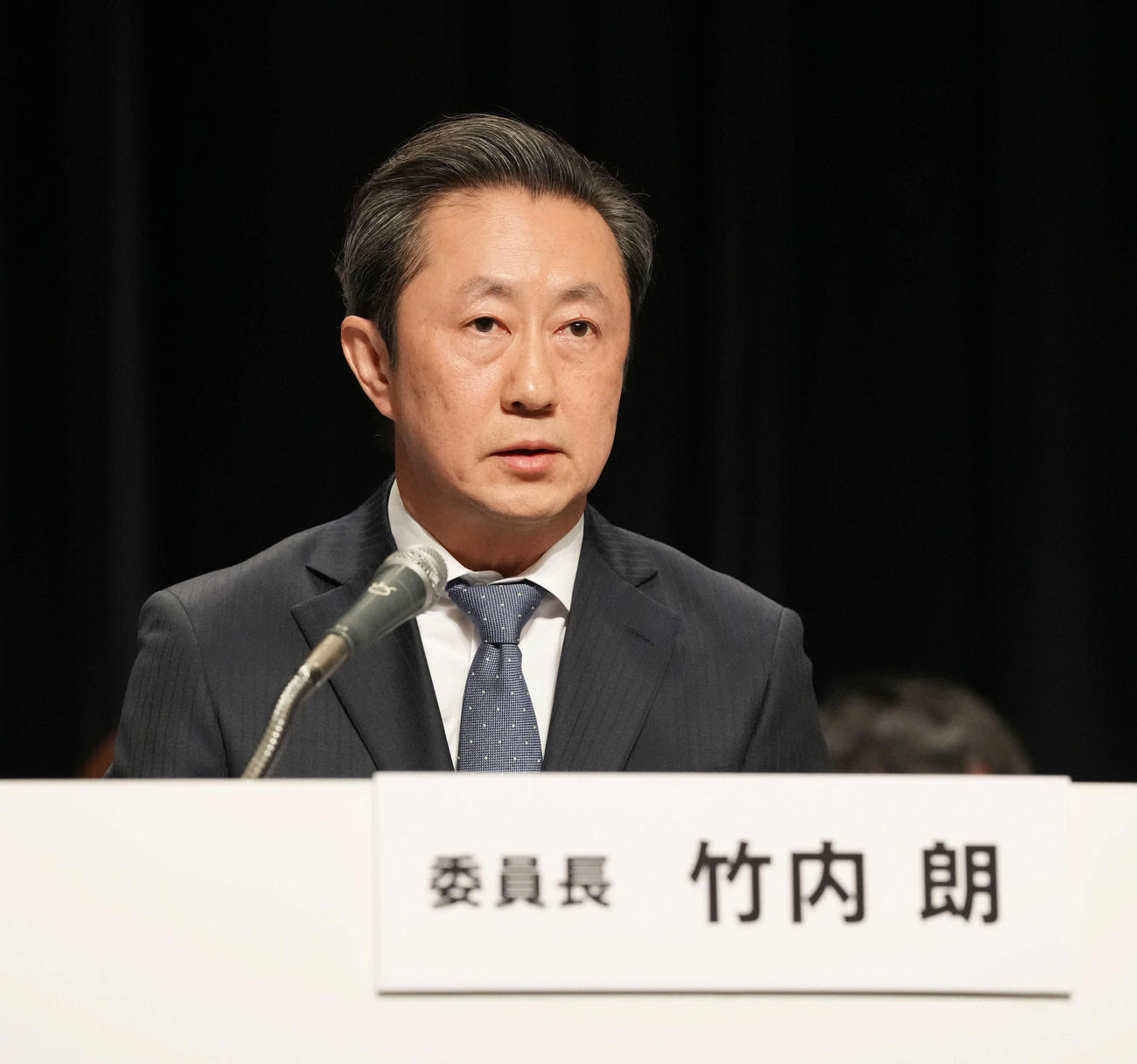 第三者委員会調査報告会見に臨む第三者委員会の竹内委員長（撮影・小沢裕）