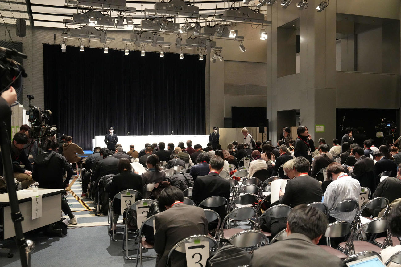 第三者委員会調査報告会見を待つ大勢の報道陣（撮影・小沢裕）