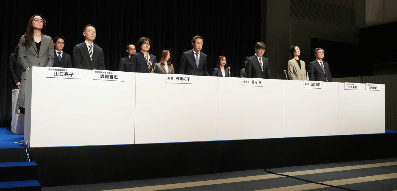 第三者委員会調査報告会見に臨むメンバーたち。前列左から主任調査担当弁護士の山口氏、渡辺氏、第三者委員会の五味委員、竹内委員長、山口委員、主任調査担当弁護士の小林氏、池永氏（撮影・小沢裕）