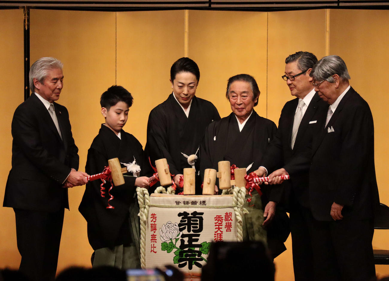 を祝う会」で鏡開きをする、左から中曽根弘文参院議員、尾上丑之助、尾上菊之助、尾上菊五郎、松竹の迫本淳一会長、長谷萬の長谷川健治会長