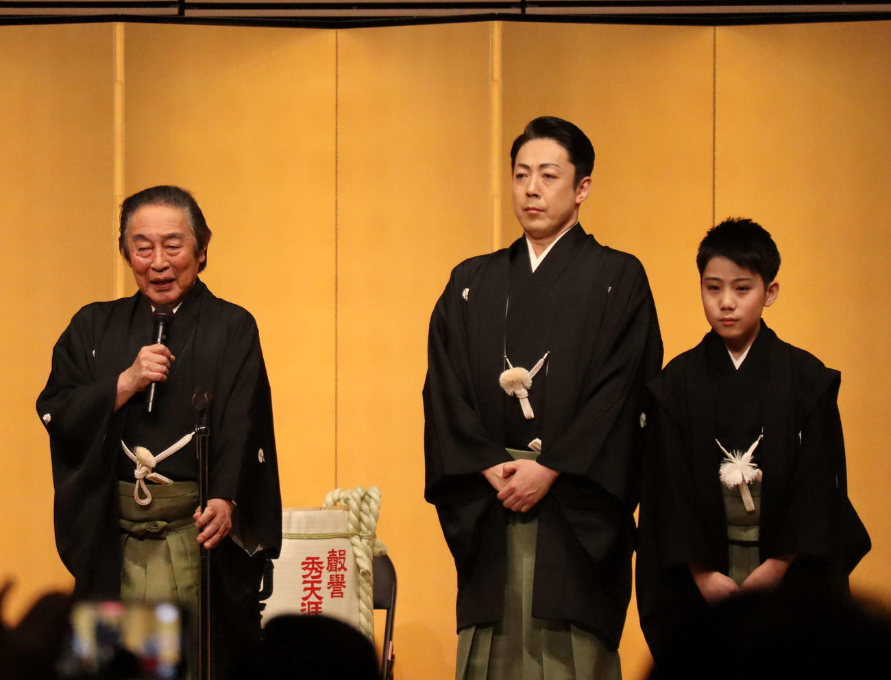 「8代目尾上菊五郎　6代目尾上菊之助　襲名を祝う会」であいさつする、左から尾上菊五郎、尾上菊之助、尾上丑之助