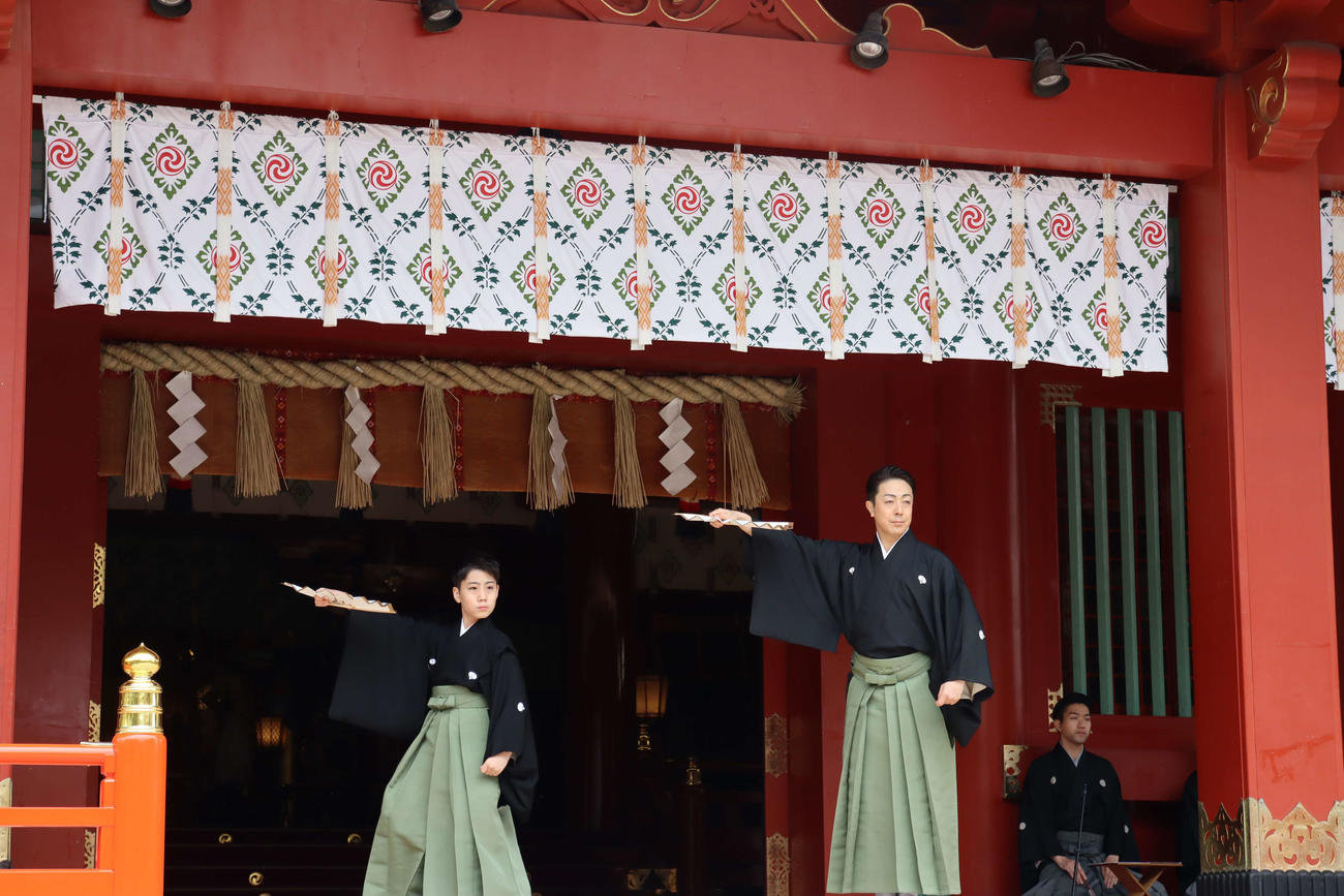 神田明神で奉納舞踊「七福神」を披露した尾上丑之助（左）、尾上菊之助
